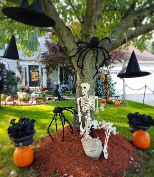 25 The Most Creepy Halloween Decoration for Front Yard | Munchkins ...