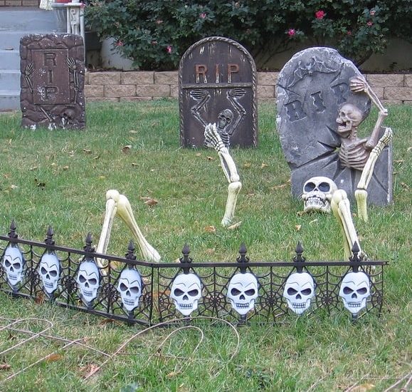 25 The Most Creepy Halloween Decoration for Front Yard | Munchkins Planet