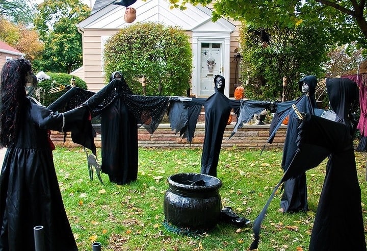 most creepy halloween decoration front yard 9