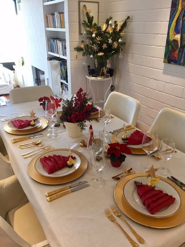 15 Simple & Elegant Christmas Table Setting Ideas  Munchkins Planet