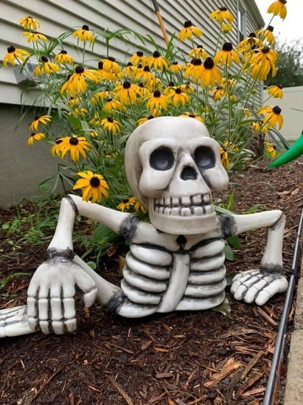 Deck out your front porch and yard with cheap and easy DIY Halloween decorations from Munchkins Planet. From spooky ghosts and creepy spiders to festive pumpkins and eerie lighting, we have everything you need to create a spooktacular display for Halloween night. Get creative and transform your outdoor space into a haunted haven with our simple and budget-friendly ideas.
