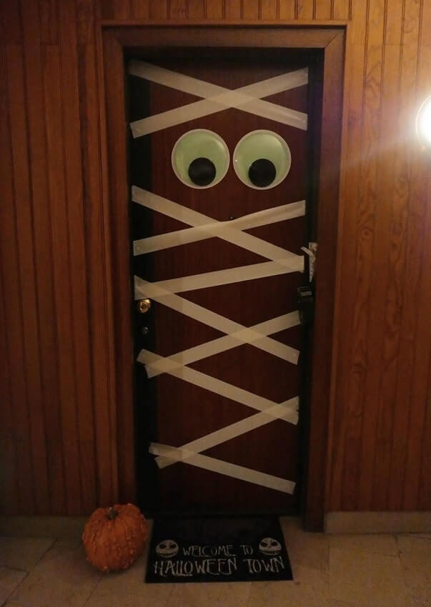 12 DIY Halloween Door Decorations Ideas | Munchkins Planet