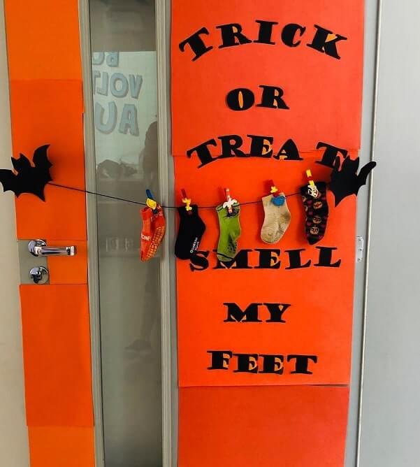 diy halloween door decorations ideas 9