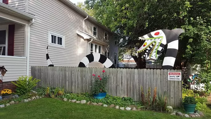 beetlejuice sandworm decoration