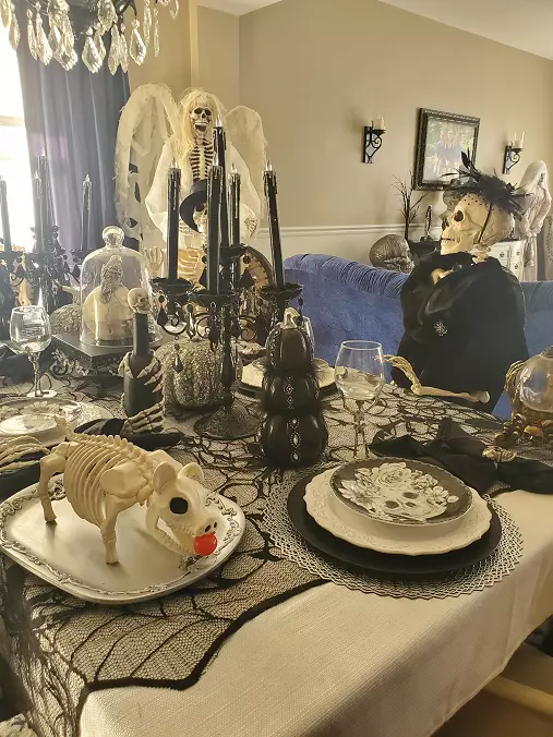Scary Halloween tablescapes skeleton