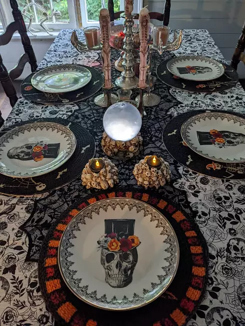 spooky Halloween table decorations