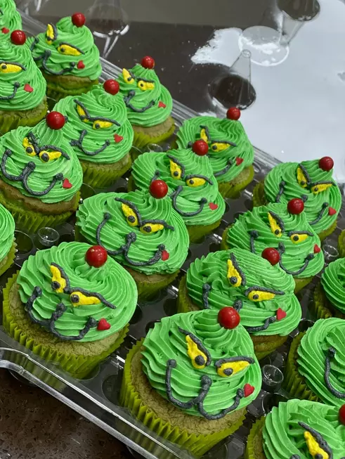 Grinch Christmas Cupcakes