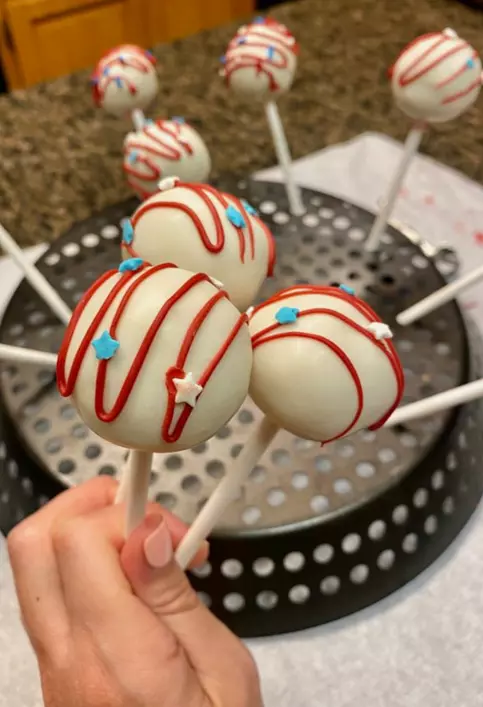 Swirl cake pops decoration