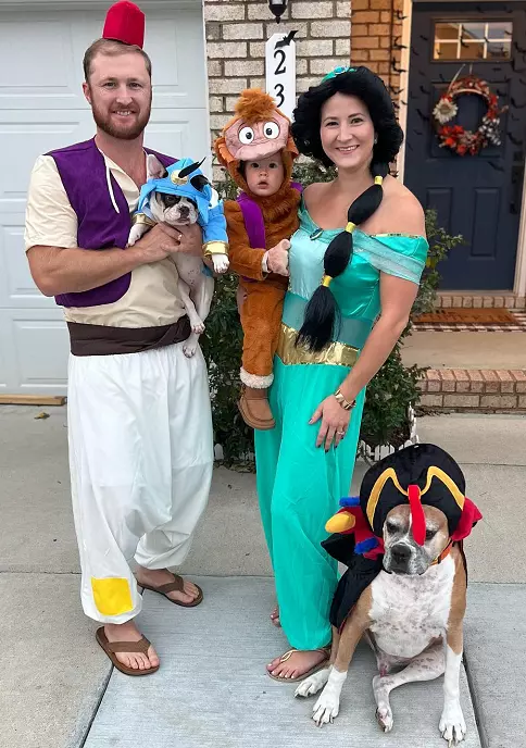 Family Halloween costumes with dog Aladdin