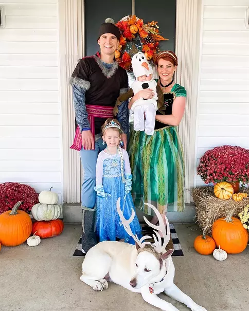 Family Halloween costumes with dog frozen