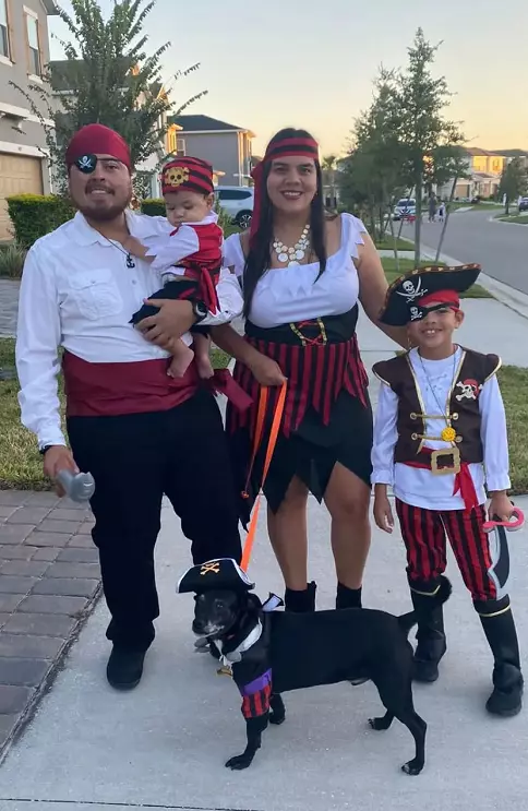 Family Halloween costumes with dog pirates