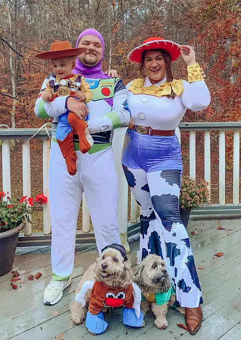 Family Halloween costumes with dog and baby Toy Story