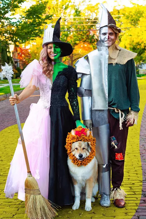 Family Halloween costumes with dog The Wizard of Oz