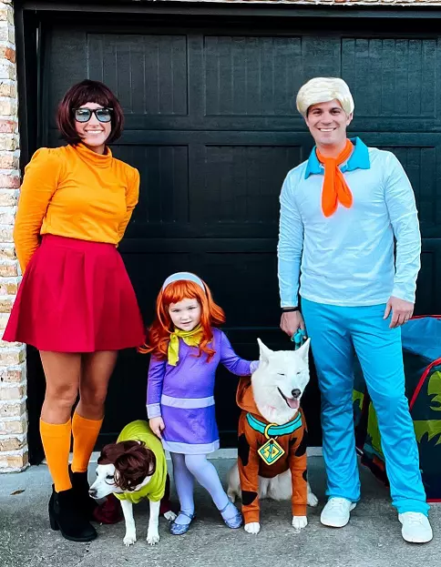 Family Halloween costumes with toddler and dog Scooby-Doo