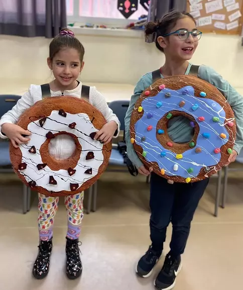 sibling halloween costumes sisters donuts