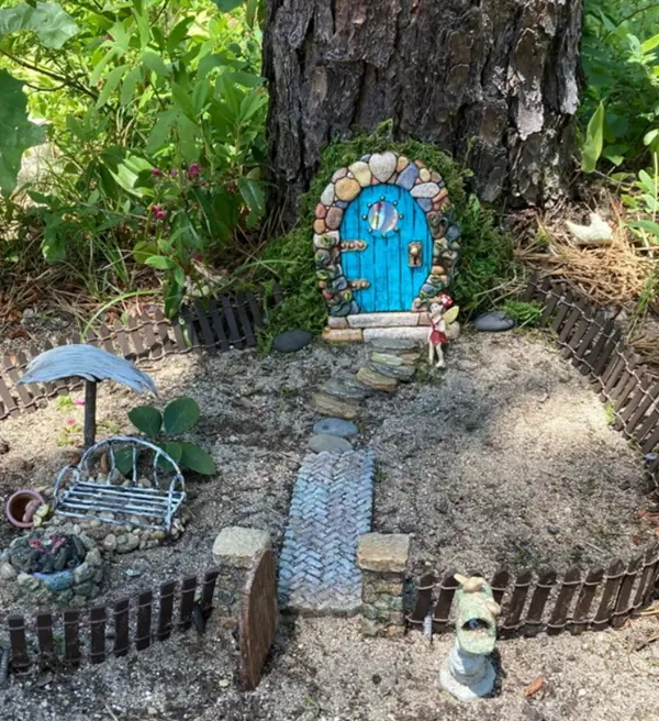 tree stump fairy house ideas 2