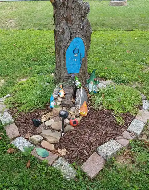 tree stump fairy house ideas 27