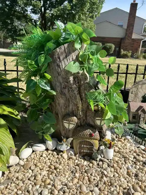 tree stump fairy house ideas 29