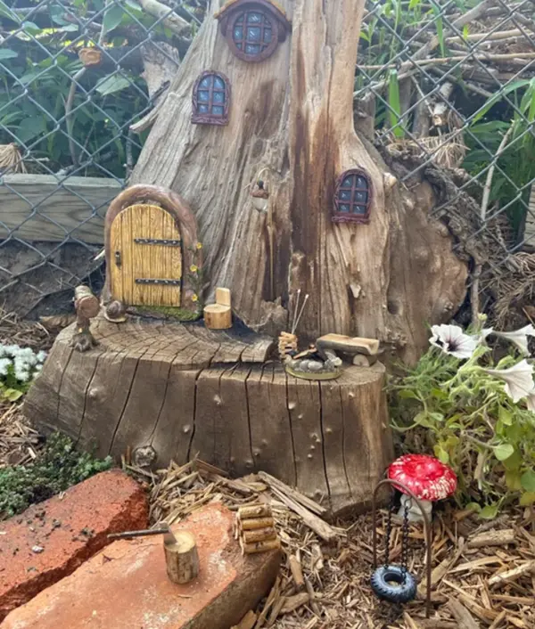 tree stump fairy house ideas 3