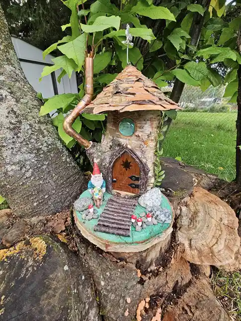 tree stump fairy house ideas 35